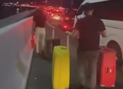 Tol Bali Mandara Macet Parah, Wisatawan Jalan Kaki ke Bandara Ngurah Rai sambil Tenteng Koper