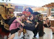 Antusias Bule saat Tiba di Bandara Ngurah Rai Bali pada Moment Hari Raya Galungan dan Kuningan