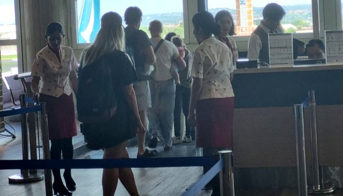 Kehabisan Uang Hingga Overstay, Bule Kanada Dideportasi dari Indonesia